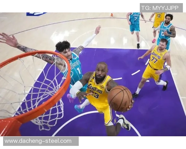 湖人对决黄蜂季后赛精彩回顾与赛场亮点分析